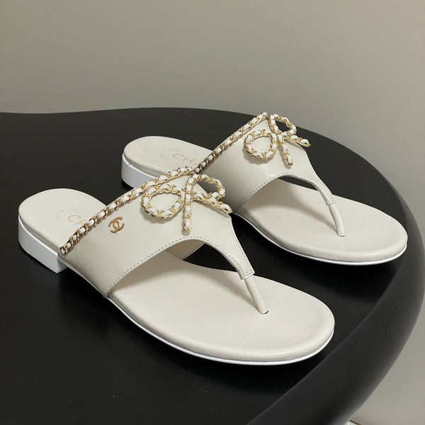 CC 25B Chain Bow Flip-flops Ivory Sheepskin 393986