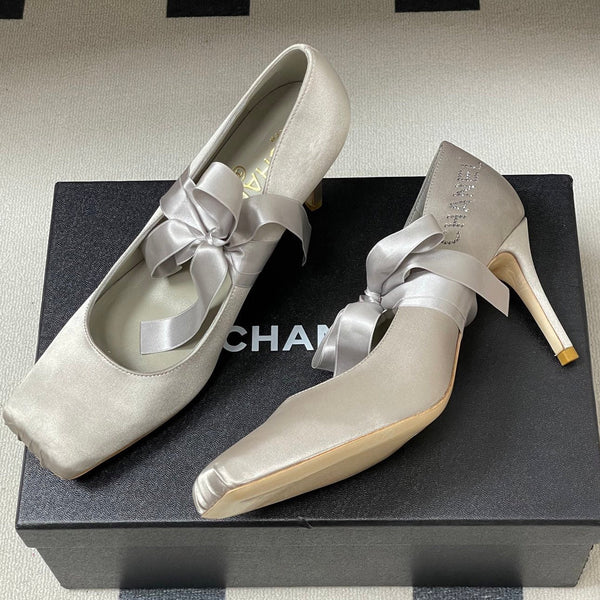 CC 26 Pompe Satin Soie Gris Clair 593136