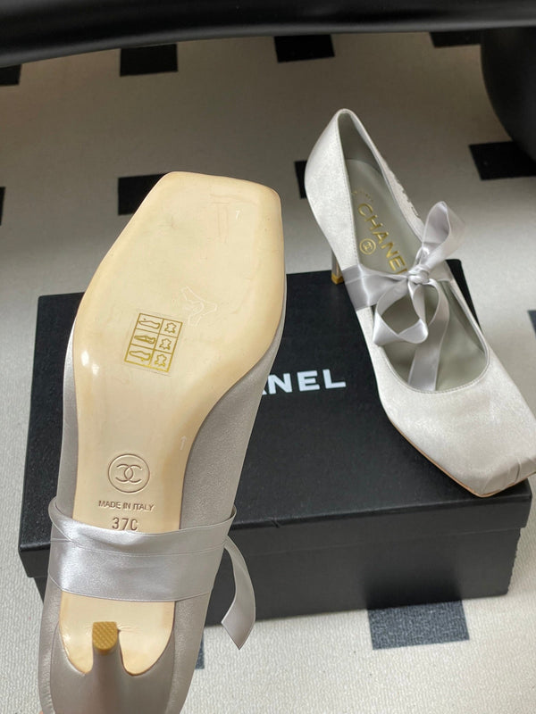 CC 26 Pompe Satin Soie Gris Clair 593136