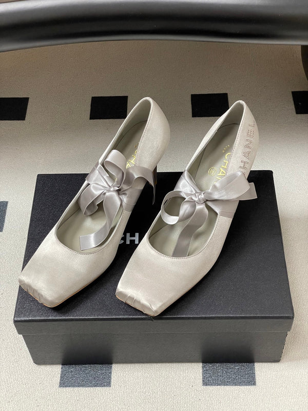 CC 26 Pompe Satin Soie Gris Clair 593136