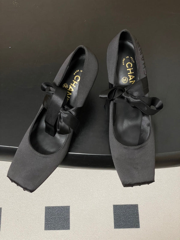 CC 26 Escarpins en satin de soie noir