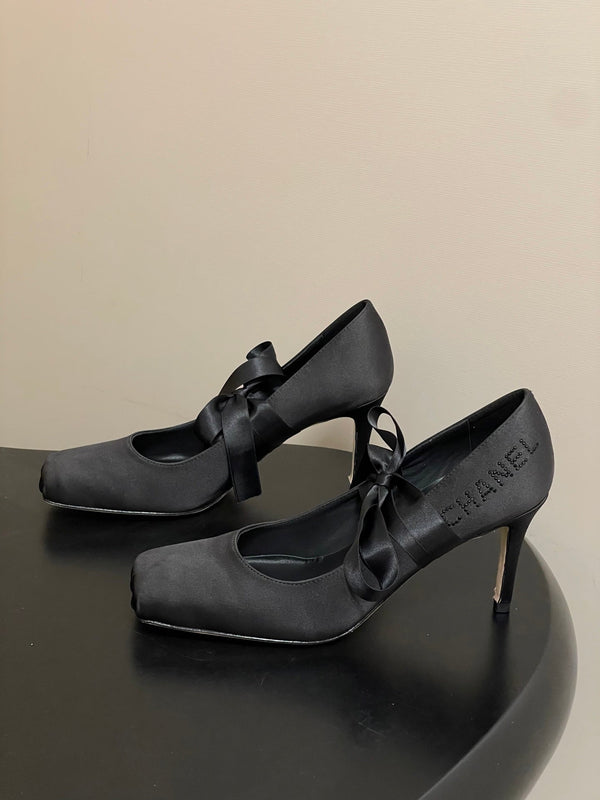 CC 26 Escarpins en satin de soie noir