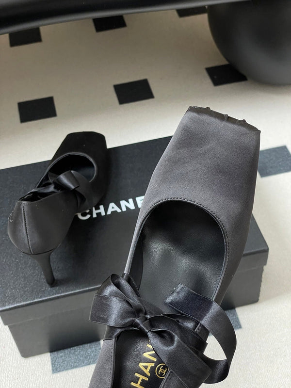 CC 26 Escarpins en satin de soie noir