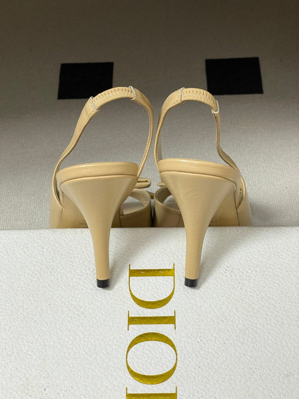 CD 26 Escarpins à bride arrière 85 Cuir verni beige 593607