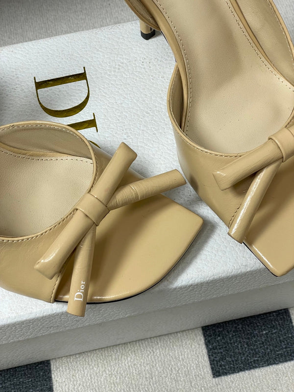 CD 26 Escarpins à bride arrière 85 Cuir verni beige 593607