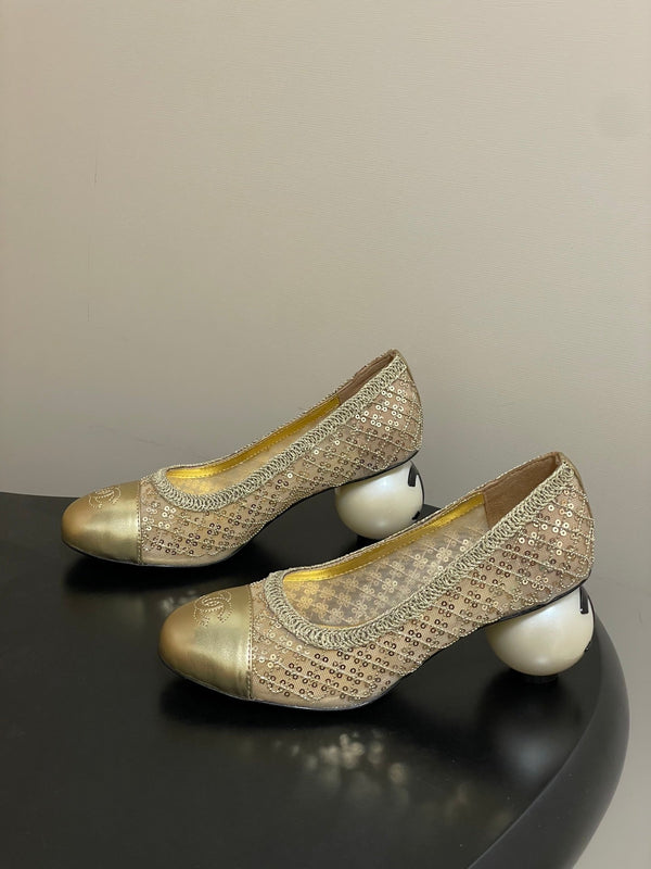 CC 26 Escarpin perlé à sequins avec talon perle double C en maille dorée et cuir 593159