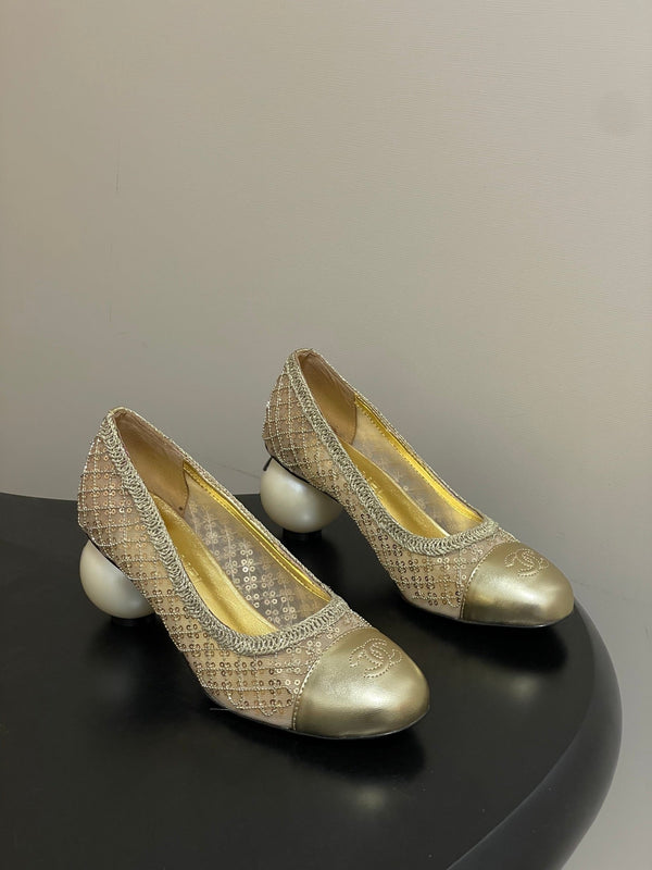 CC 26 Escarpin perlé à sequins avec talon perle double C en maille dorée et cuir 593159