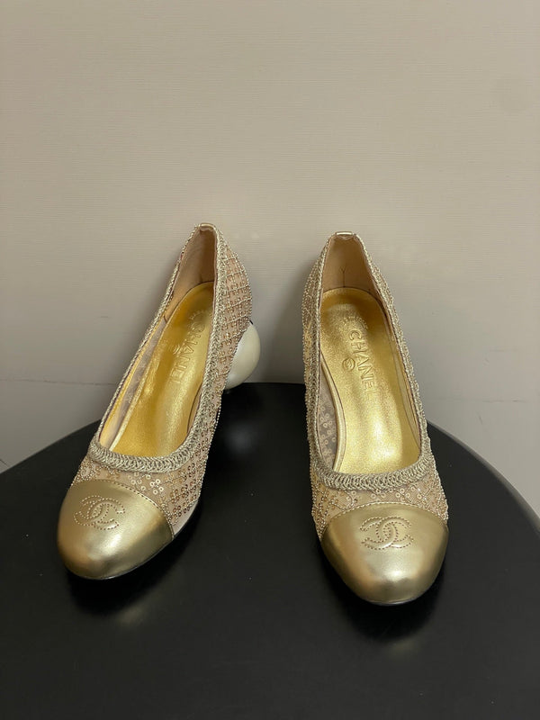 CC 26 Escarpin perlé à sequins avec talon perle double C en maille dorée et cuir 593159