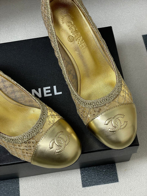 CC 26 Escarpin perlé à sequins avec talon perle double C en maille dorée et cuir 593159