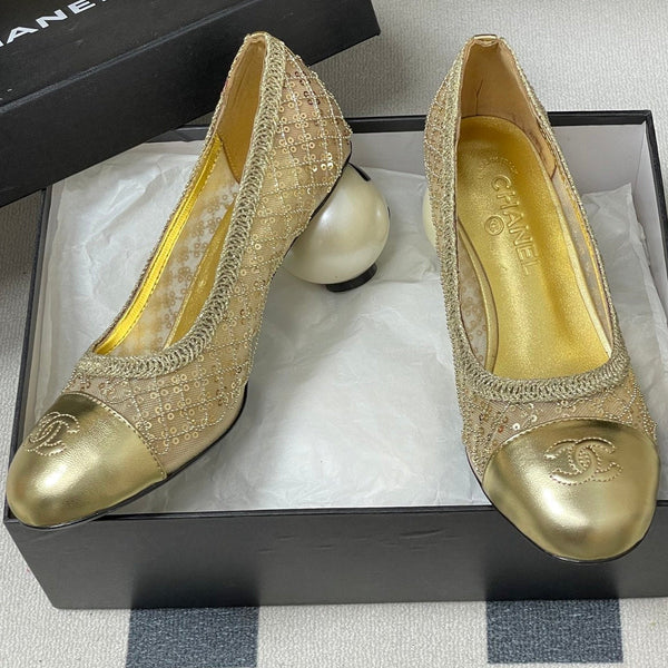CC 26 Escarpin perlé à sequins avec talon perle double C en maille dorée et cuir 593159