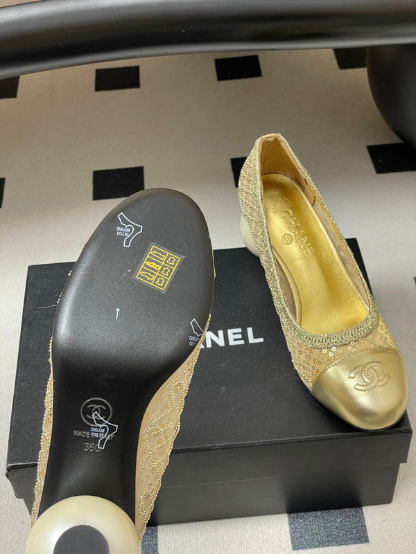 CC 26 Escarpin perlé à sequins avec talon perle double C en maille dorée et cuir 593159