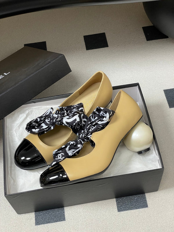 Escarpins à talon Perle Double C CC 26 en agneau beige et ruban de soie 593156