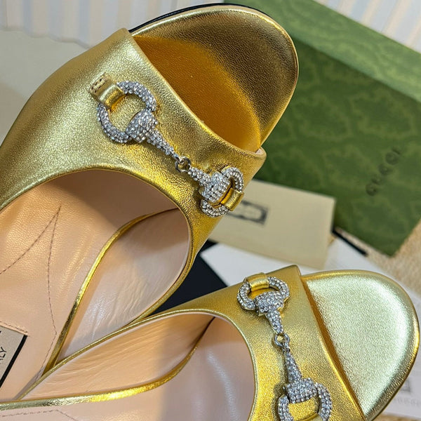 Sandalo GG da donna con tacco medio e morsetto color oro