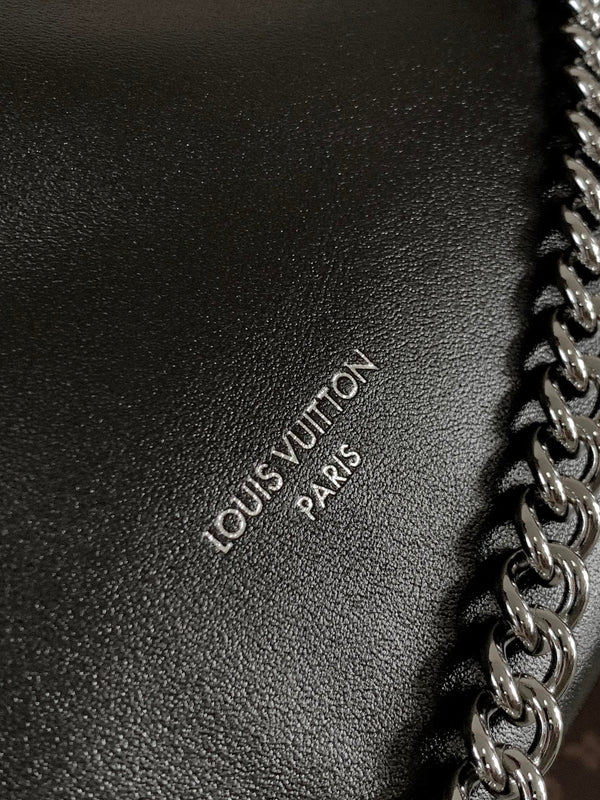 Zaino LV Off Duty 24 cm in pelle di agnello nera argentata HW