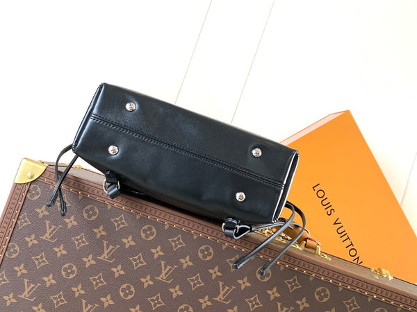 Zaino LV Off Duty 24 cm in pelle di agnello nera argentata HW