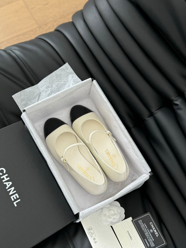SCARPE CC MARY JANE IN PELLE DI AGNELLO NERA E BIANCA CON FERRAMENTA ORO