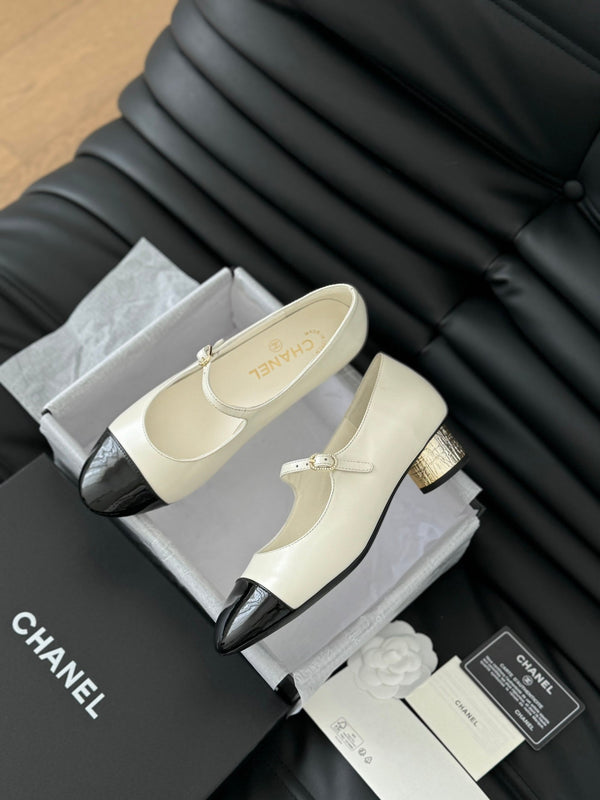 SCARPE CC MARY JANE IN PELLE DI AGNELLO NERA E BIANCA CON FERRAMENTA ORO