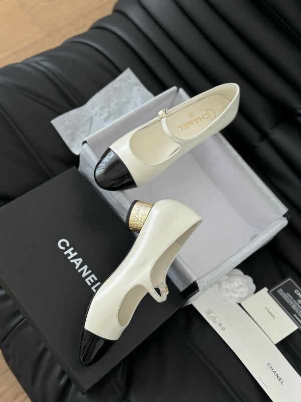 SCARPE CC MARY JANE IN PELLE DI AGNELLO NERA E BIANCA CON FERRAMENTA ORO