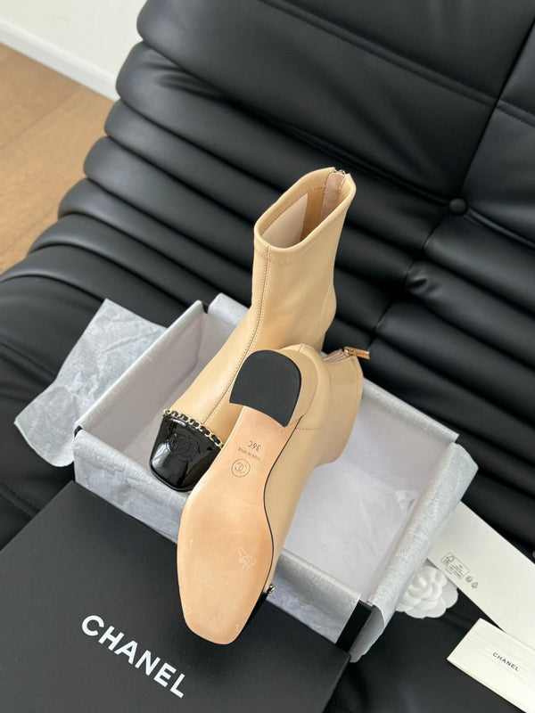 Stivaletto CC in pelle di vitello beige e vernice nera