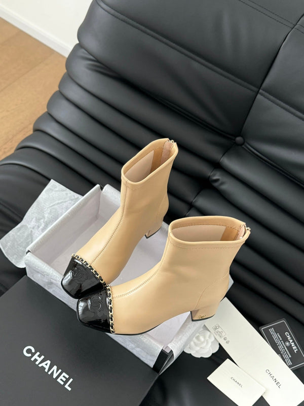Stivaletto CC in pelle di vitello beige e vernice nera