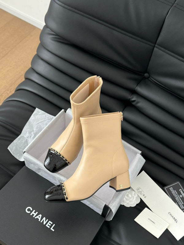 Stivaletto CC in pelle di vitello beige e vernice nera