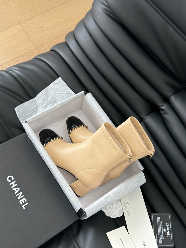 Stivaletto CC in pelle di vitello beige e vernice nera