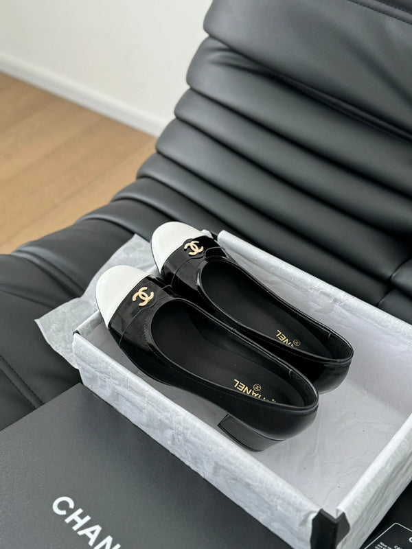 Scarpe con tacco alto CC in pelle di agnello lucida nera e bianca
