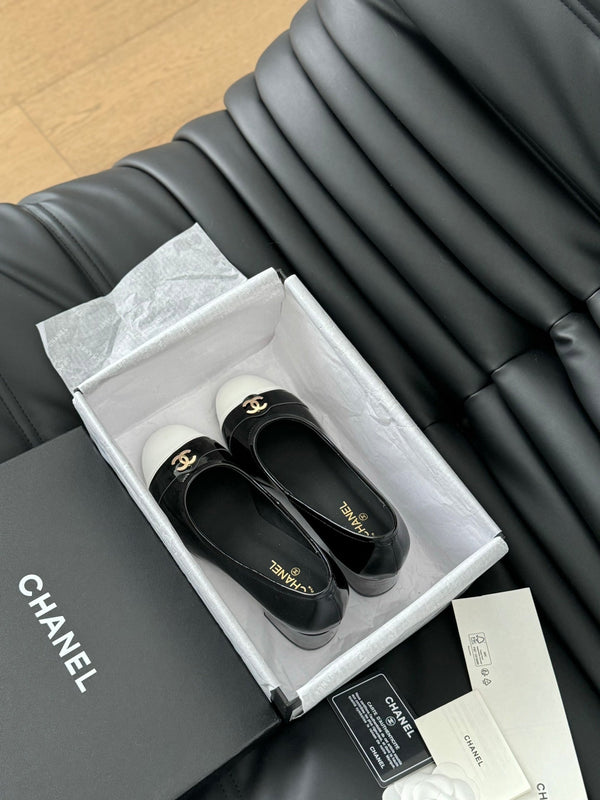 Scarpe con tacco alto CC in pelle di agnello lucida nera e bianca