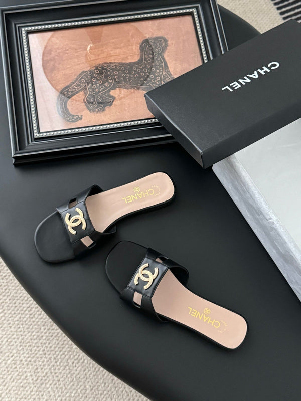 CC 25 Slippers Black Cowhide 305283