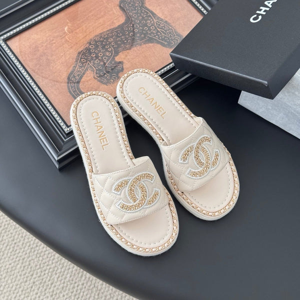 CC Slipper In Light Beige Calfskin Mix Chain Base