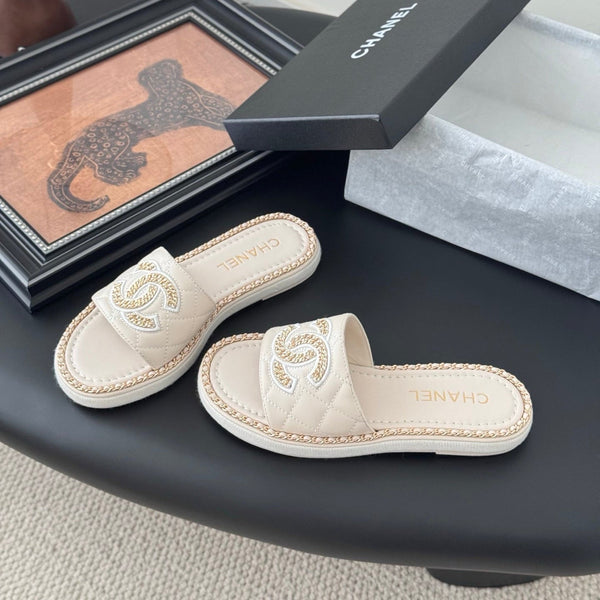 CC Slipper In Light Beige Calfskin Mix Chain Base