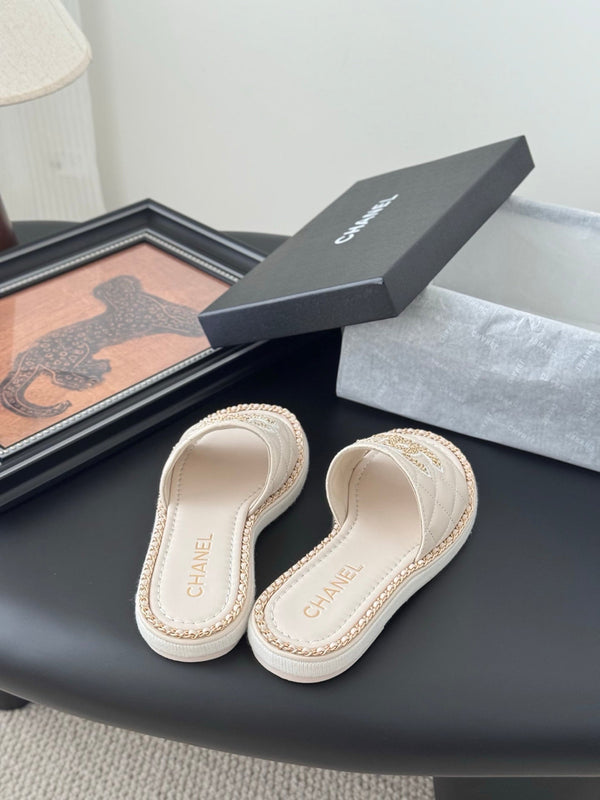 CC Slipper In Light Beige Calfskin Mix Chain Base