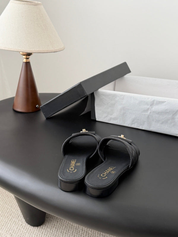 CC 26C Chaussons matelassés en agneau noir 670607