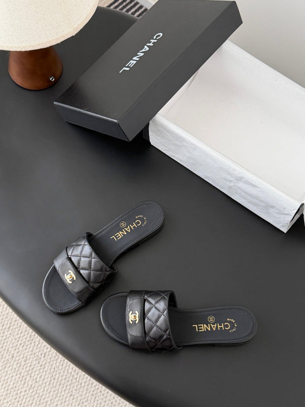 CC 26C Chaussons matelassés en agneau noir 670607