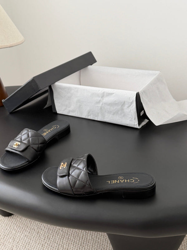 CC 26C Chaussons matelassés en agneau noir 670607