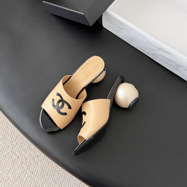 CC 26SS Chaussons 7cm Noir Beige Cuir d'agneau verni 670611