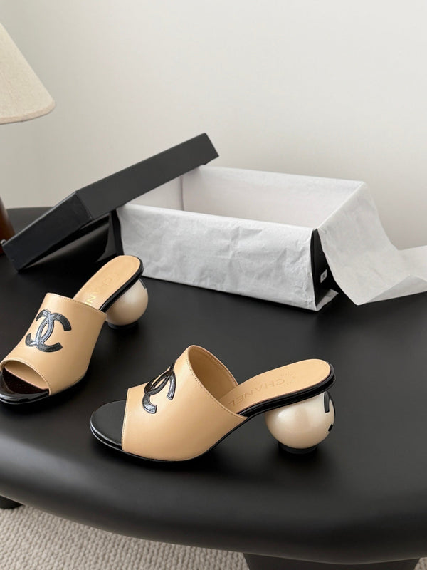CC 26SS Chaussons 7cm Noir Beige Cuir d'agneau verni 670611