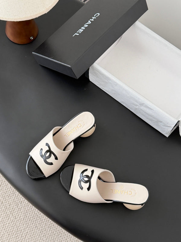 CC 26SS Slippers 7cm Black White Lambskin Patent Leather 670613