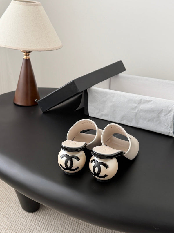 CC 26SS Slippers 7cm Black White Lambskin Patent Leather 670613