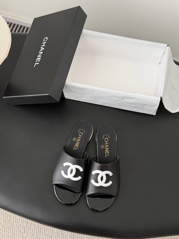 CC 26SS Chaussons Babies Cuir d'agneau verni noir 670614