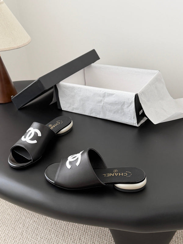 CC 26SS Chaussons Babies Cuir d'agneau verni noir 670614
