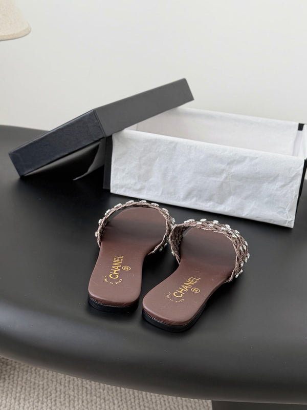 CC 26SS Chaussons Chocolat Agneau Tressé 670624