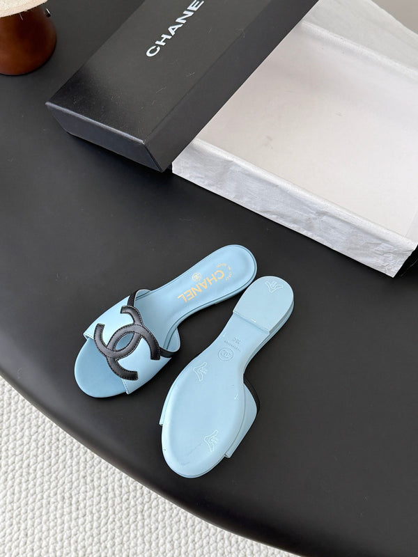 CC 2026 Sandales plates en agneau noir et bleu 675866