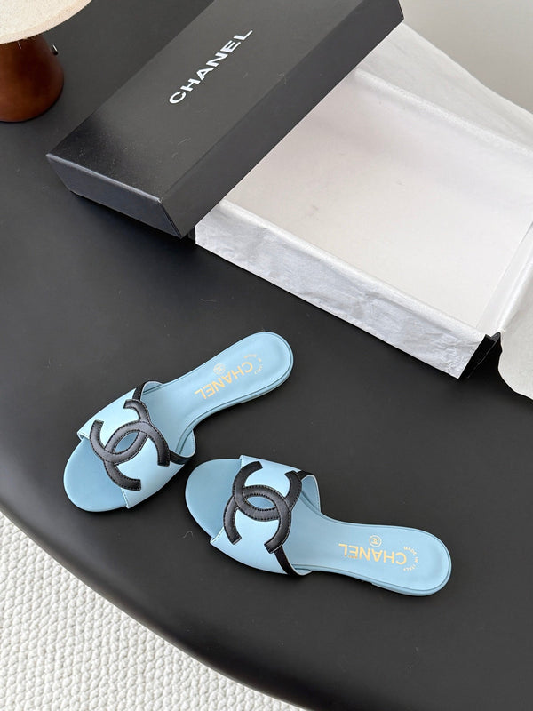 CC 2026 Sandales plates en agneau noir et bleu 675866