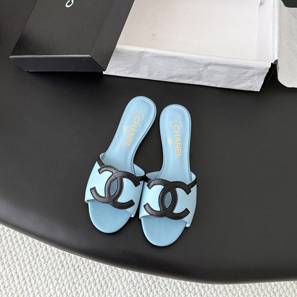CC 2026 Sandales plates en agneau noir et bleu 675866