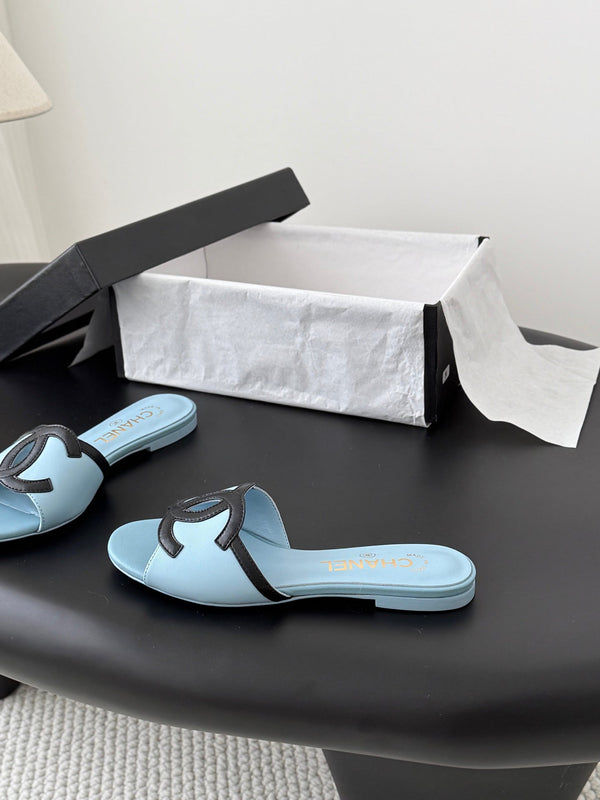 CC 2026 Sandales plates en agneau noir et bleu 675866
