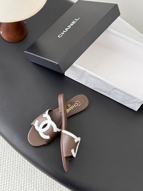 CC 2026 Flat Sandal White Brown Lambskin 675867