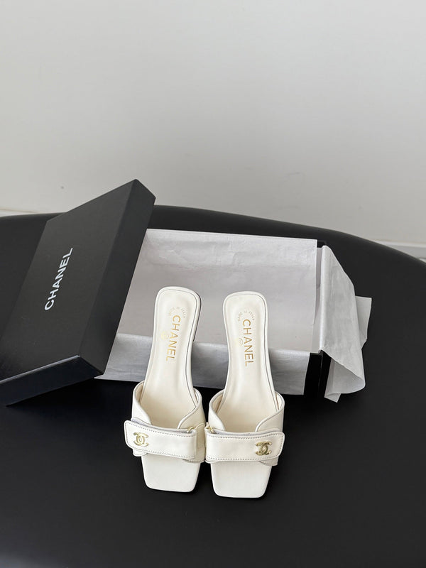 CC 26s Buckle Slippers White Leather 829740