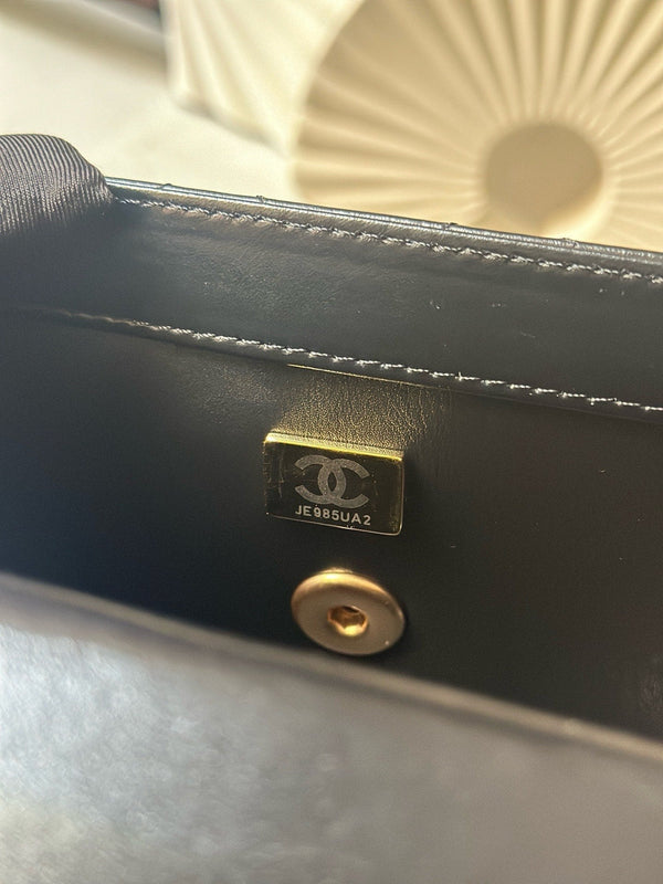 Portefeuille CC avec bandoulière 19cm Cuir d'agneau matelassé noir 286331
