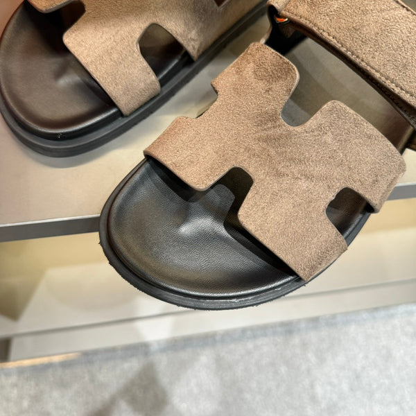 HM CHYPRE SANDAL BROWN SUEDE